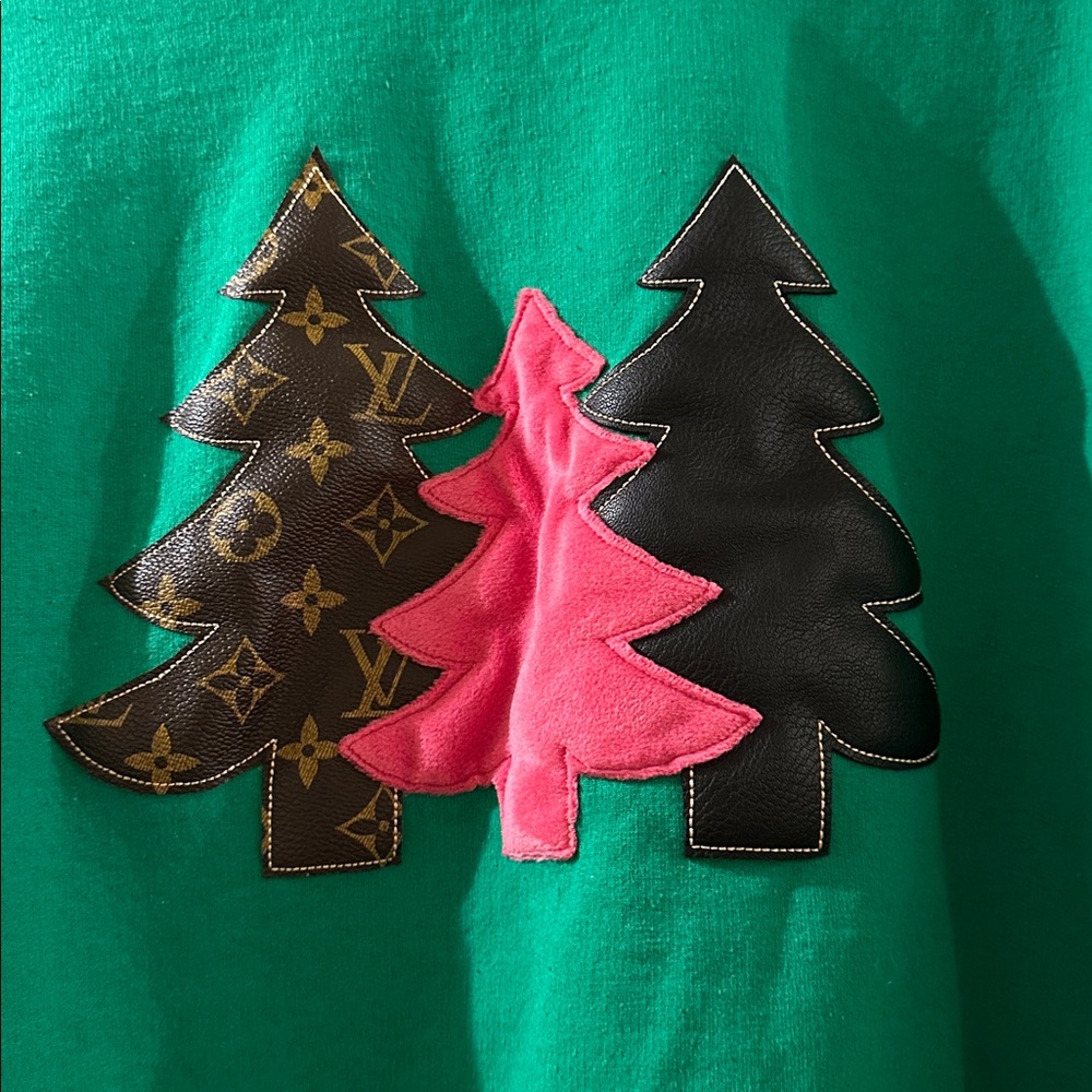 CUTE CHRISTMAS LV SWEATSHIRT!!